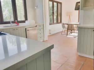 Η κουζίνα ή μικρή κουζίνα στο Casapueblo Rent Cachagua CP 14