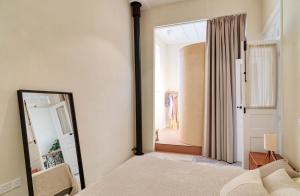 espejo en una habitación con dormitorio en Timeless Gem in Old Nicosia, en Kaimakli