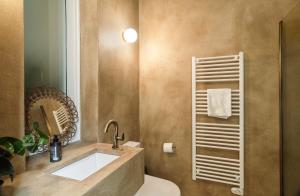 un baño con lavabo y espejo en Timeless Gem in Old Nicosia, en Kaimakli 38 fotos más