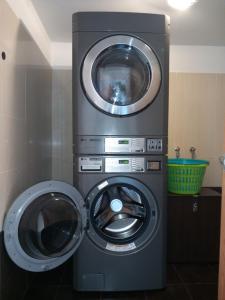 een wasmachine en een droger in de badkamer bij Albergues O Abrigo Miraz 