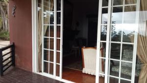 een open deur naar een huis met een veranda bij Condominio Hacienda Shangrila in San Francisco +163 foto's