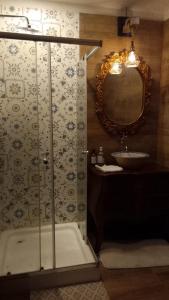 een badkamer met douche en wastafel bij Condominio Hacienda Shangrila in San Francisco