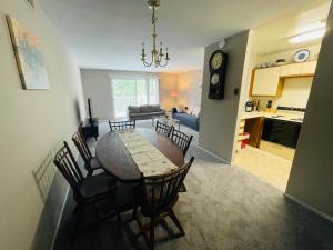 Elkins ParkにあるComfort 2br2ba Contact Us Discountのダイニングルーム(テーブル、椅子付)