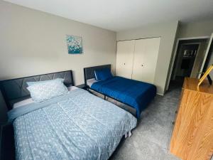 Elkins ParkにあるComfort 2br2ba Contact Us Discountのベッドルーム1室(ベッド2台、キャビネット付)