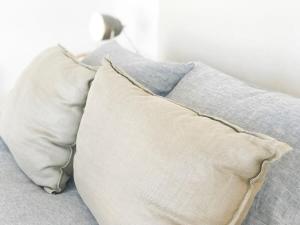 a pillow sitting on top of a couch at Casapueblo Rent Cachagua CP 05 in Cachagua