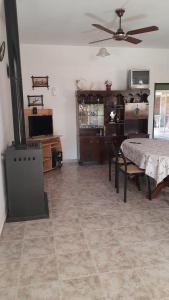 un salon avec une table et une cheminée dans l'établissement La casa del pino, à Mina Clavero