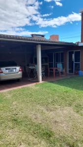 une voiture garée devant une maison dans l'établissement La casa del pino, à Mina Clavero