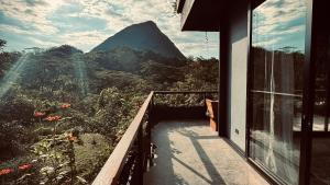 een balkon van een huis met uitzicht op een berg bij Cerro Tusa Springs in Venecia