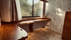 een raam in een kamer met een bank ervoor bij Cerro Tusa Springs in Venecia +161 foto's