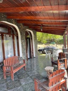 - une terrasse couverte avec des chaises, une table et une voiture dans l'établissement Casa Villa Icho Cruz, à Villa Icho Cruz