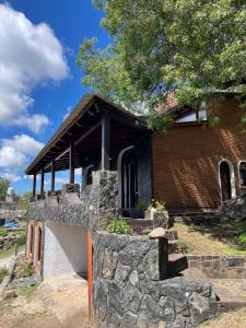 un bâtiment avec une rampe devant lui dans l'établissement Casa Villa Icho Cruz, à Villa Icho Cruz