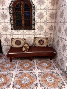 a couch sitting in a room with a wall at Villa Haryouli in Azemmour