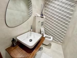 Vannituba majutusasutuses Modern Beachside Condo - Walk to shore