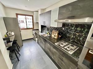 Köök või kööginurk majutusasutuses Modern Beachside Condo - Walk to shore