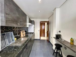 Köök või kööginurk majutusasutuses Modern Beachside Condo - Walk to shore +14 fotot