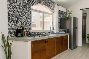 Η κουζίνα ή μικρή κουζίνα στο Boho Minimal 3-Min Beach Private Parking +7 φωτογραφίες