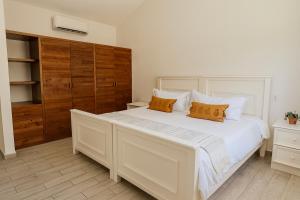 Ένα ή περισσότερα κρεβάτια σε δωμάτιο στο Boho Minimal 3-Min Beach Private Parking