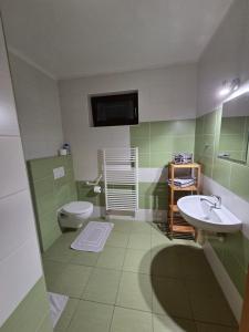 Koupelna v ubytování Apartmány Bartky + 33 fotografií