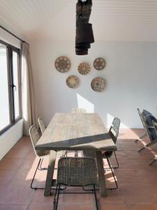 a dining room with a wooden table and chairs at Casapueblo Rent Cachagua CP 27 in Cachagua