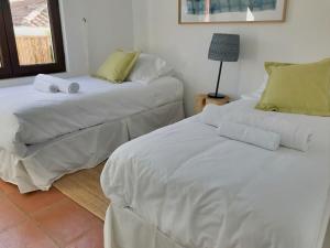 two beds sitting next to each other in a room at Casapueblo Rent Cachagua CP 27 in Cachagua
