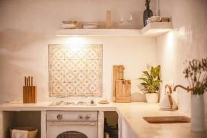 eine Küche mit einem weißen Herd und einem Fenster in der Unterkunft Casa Alma in Vila Nova de Gaia