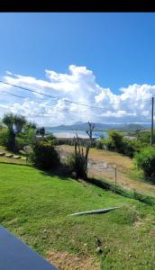 ein Grasfeld mit Meerblick in der Unterkunft A Serene Get Away in Vieux Fort