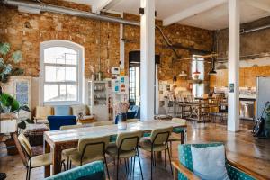 una habitación grande con una mesa y sillas en LX Hostel, en Lisboa