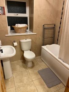 Ένα μπάνιο στο Belmullet Town Holiday Home