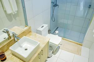 a bathroom with a sink and a shower and a toilet at Condominio Ibero-Star - Praia do Forte in Praia do Forte