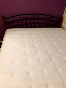 een witte matras op een bedframe in een kamer bij 觉罗中央区别莊102 in Chiba