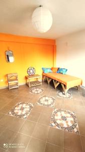 sala de estar con sofá y algunas alfombras en Zion, en Toubab Dialaw 64 fotos más