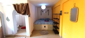 Un dormitorio pequeño con una cama y un baño. en Zion, en Toubab Dialaw
