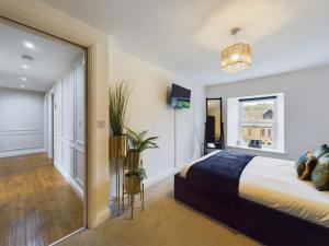 En eller flere senge i et værelse på Queen Elizabeth Penthouse Sleeps 6-8