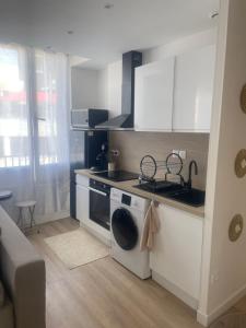 Η κουζίνα ή μικρή κουζίνα στο Appartement Jacuzzi proche Cité Gastronomique