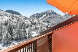 - une vue depuis le balcon d'un complexe avec des montagnes enneigées dans l'établissement Appartamento Alpine Inspiration - Happy Rentals, à Césane