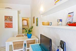 ポルト・チェルボにあるVilletta Il Mirtoのデスク、パソコン、テーブルが備わる客室です。 +21枚の写真