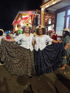 Dos mujeres vestidas con atuendos históricos posando para una foto en Hotel Gues, en La Guaca