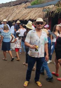 un hombre con un sombrero de pie en una multitud de personas en Hotel Gues, en La Guaca