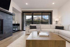 una sala de estar con un sofá y una mesa en Big Sky Base Camp Fireplace Views & Hot Tub, en Big Sky Mountain Village 32 fotos más