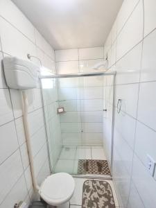 une salle de bain avec une douche avec des toilettes et un lavabo dans l'établissement Casa de temporada em Balneário Gaivota- Praia Onda Azul, à Balneário Gaivotas 16 autres photos
