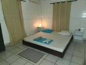 En eller flere senge i et værelse på La Villa Ti'Lau