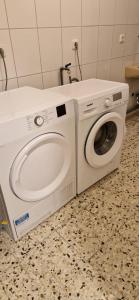 a white washer and dryer sitting on a counter at Haus Unterkunft für Monteure in Bingen am Rhein in Bingen am Rhein