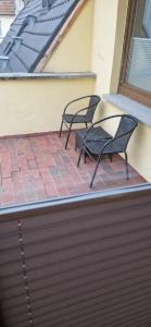 two chairs sitting on a patio with a window at Haus Unterkunft für Monteure in Bingen am Rhein in Bingen am Rhein