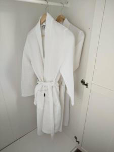 een stel witte handdoeken aan een rek bij Luxury Villa in Golden Circle with hot tub in Selfoss