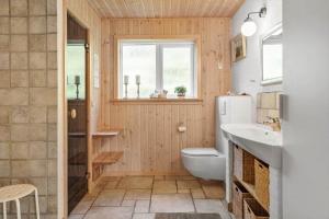 een badkamer met een wit toilet en een wastafel bij 852-Bedsted-Thy-Istrupvej-35 in Stenbjerg +23 foto's