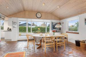 Η κουζίνα ή μικρή κουζίνα στο LL259-Humble-Slavaenget-12 +13 φωτογραφίες