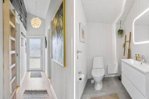 Ένα μπάνιο στο BL1133-Blokhus-Jens-Baerentsvej-19 +17 φωτογραφίες