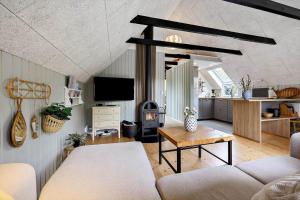 un salon avec un canapé et une table dans l'établissement N338-Karrebaeksminde-Strandskadevej-1, à Enø By