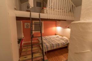 a small room with a bunk bed and a bunk bed at VGO860-Tranemo-Ryda-Ryfors-kvarn-1 in Östra Ryda