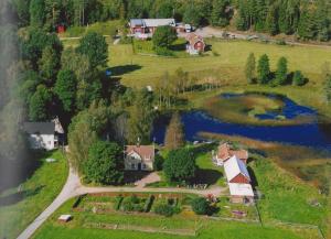 an aerial view of a house and a lake at VGO860-Tranemo-Ryda-Ryfors-kvarn-1 in Östra Ryda